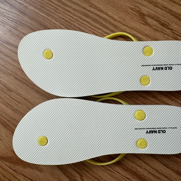 NWOT Old Navy Lemon Flip Flops - Picture 2 of 3